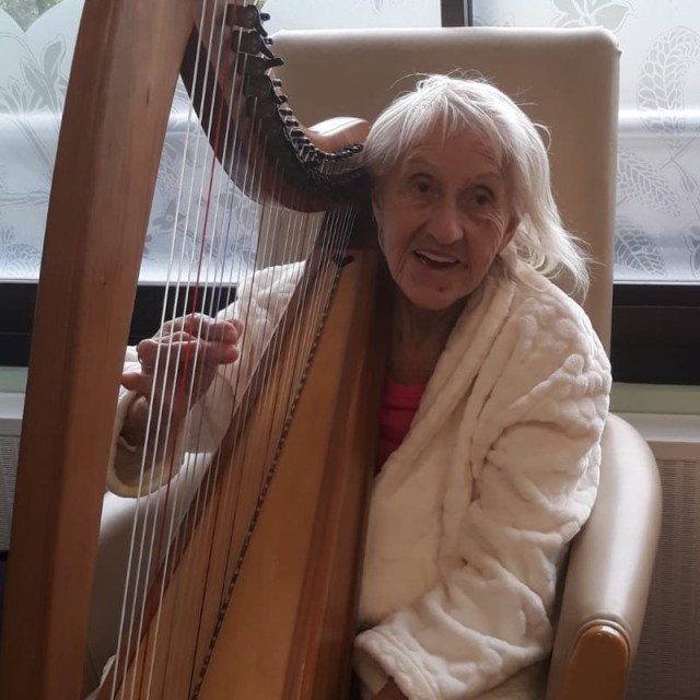 Patient plays the harp - West Middlesex University Hospital